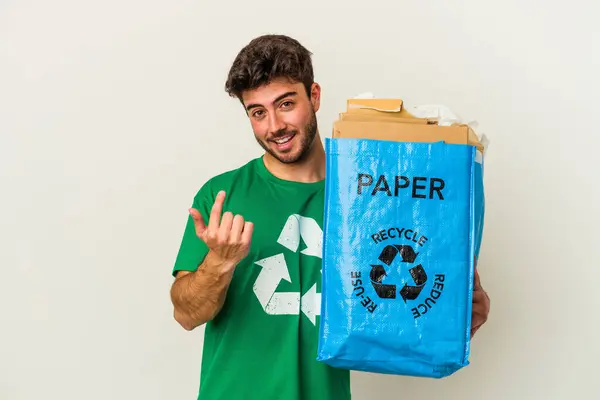 Junge Kaukasische Mann Recycling Pappe Isoliert Auf Weißem Hintergrund Zeigt — Stockfoto