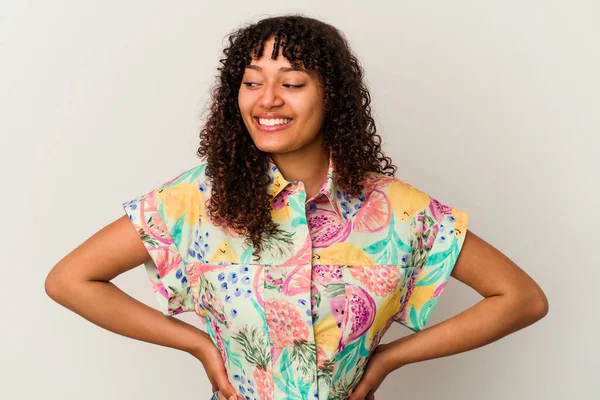 Jong Gemengd Ras Vrouw Geïsoleerd Witte Achtergrond Zelfverzekerd Houden Handen — Stockfoto