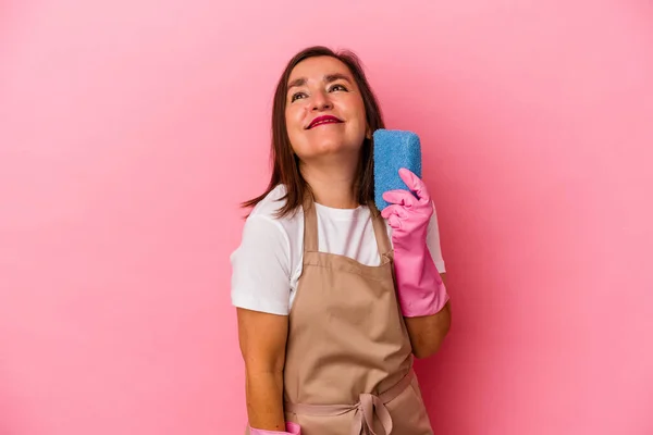 Middle Age Caucasian Woman Cleaning Home Isolated Pink Background Dreaming — Stock Photo, Image