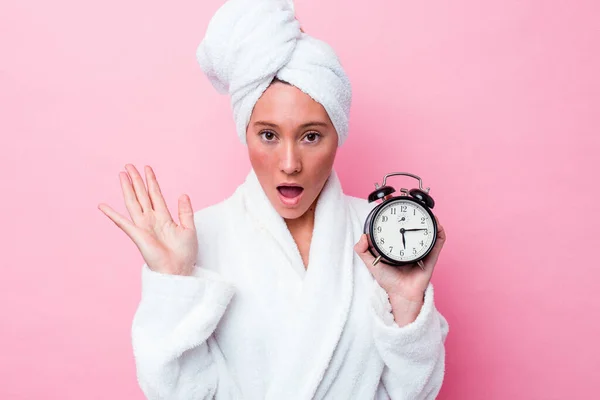 Joven Australiana Saliendo Ducha Tarde Aislada Sobre Fondo Rosa Sorprendida — Foto de Stock