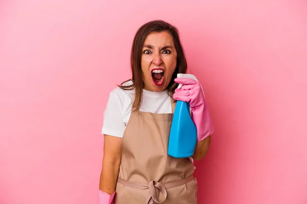 Middle Age Caucasian Woman Cleaning Home Isolated Pink Background Screaming — Stock Photo, Image