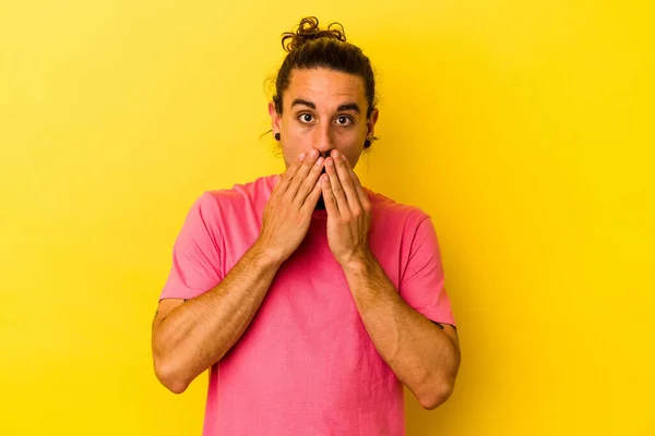 Jovem Caucasiano Com Cabelos Longos Isolados Fundo Amarelo Chocado Cobrindo — Fotografia de Stock