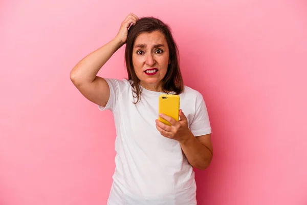 Medelålders Kaukasiska Kvinna Som Håller Mobiltelefon Isolerad Rosa Bakgrund Blir — Stockfoto