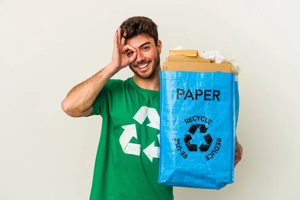 Junge Kaukasische Mann Recycling Pappe Isoliert Auf Weißem Hintergrund Erregt — Stockfoto