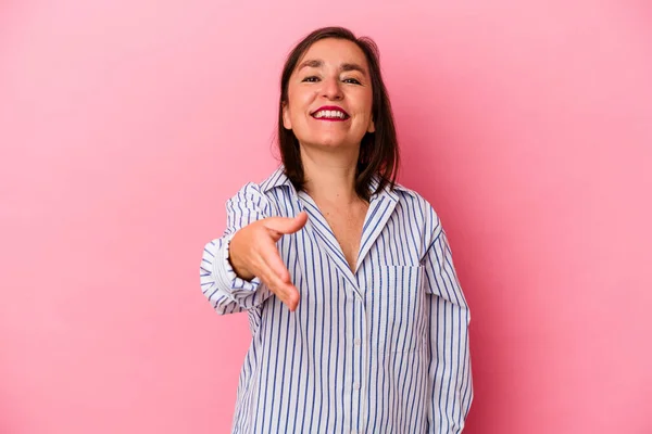 Medelålders Kaukasiska Kvinna Isolerad Rosa Bakgrund Sträcker Handen Vid Kameran — Stockfoto