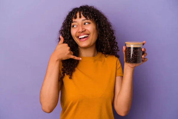 Ung Blandras Kvinna Håller Kaffebönor Flaska Isolerad Lila Bakgrund Visar — Stockfoto