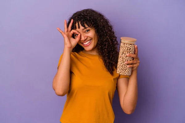 Jovem Brasileira Segurando Uma Garrafa Grão Bico Isolado Fundo Roxo — Fotografia de Stock