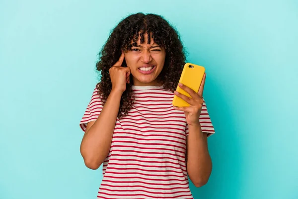 Jong Gemengd Ras Vrouw Met Een Mobiele Telefoon Geïsoleerd Blauwe — Stockfoto