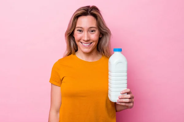 Junge Australische Frau Hält Eine Flasche Milch Isoliert Auf Rosa — Stockfoto