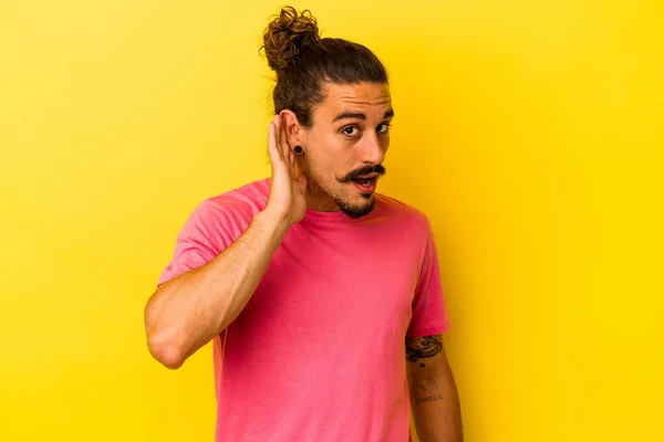 Junger Kaukasischer Mann Mit Langen Haaren Isoliert Auf Gelbem Hintergrund — Stockfoto