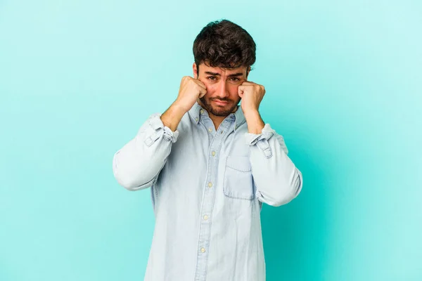 Giovane Uomo Caucasico Isolato Sfondo Blu Piagnucolare Piangere Sconsolato — Foto Stock