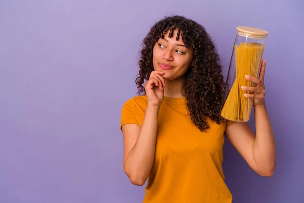 Giovane Donna Razza Mista Che Tiene Spaghetti Isolati Sfondo Viola — Foto Stock