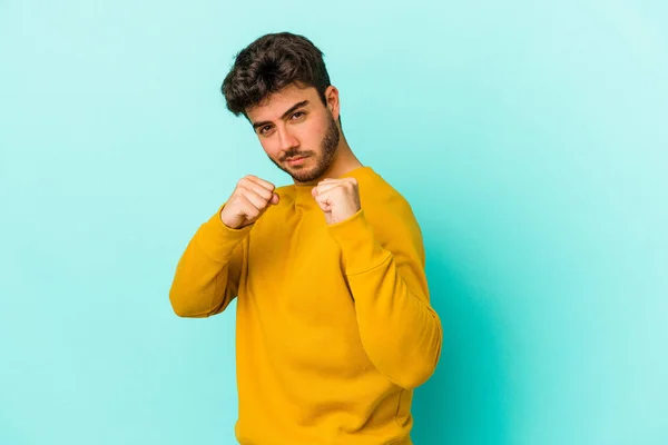 Mladý Běloch Izolovaný Modrém Pozadí Dává Ránu Hněv Boj Kvůli — Stock fotografie