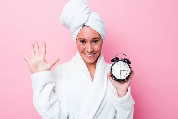 Giovane Donna Australiana Lasciando Doccia Ritardo Isolato Sfondo Rosa Sorridente — Foto Stock