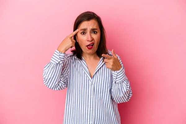 Mujer Caucásica Mediana Edad Aislada Sobre Fondo Rosa Mostrando Gesto —  Fotos de Stock