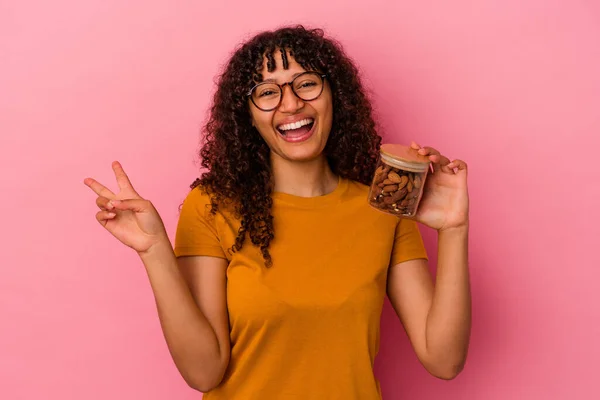 Jovem Mulher Raça Mista Segurando Frasco Amêndoa Isolado Fundo Rosa — Fotografia de Stock