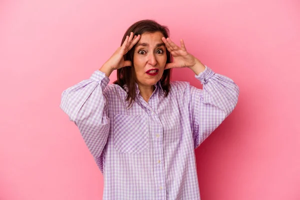 Middelbare Leeftijd Blanke Vrouw Geïsoleerd Roze Achtergrond Ontvangen Van Een — Stockfoto