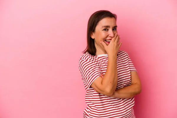 Medelålders Kaukasiska Kvinna Isolerad Rosa Bakgrund Skrattar Glad Sorglös Naturliga — Stockfoto