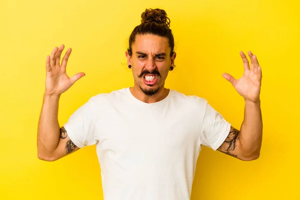 Junger Kaukasischer Mann Mit Langen Haaren Auf Gelbem Hintergrund Der — Stockfoto