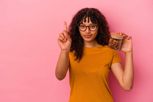 Ung Blandras Kvinna Håller Mandel Burk Isolerad Rosa Bakgrund Visar — Stockfoto