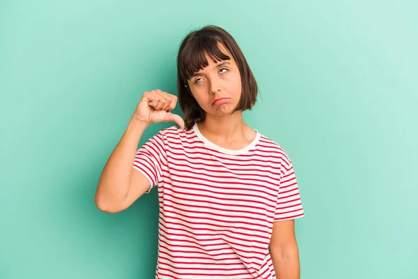 Jonge Gemengde Ras Vrouw Geïsoleerd Blauw Toont Een Afkeer Gebaar — Stockfoto