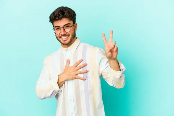 Young Caucasian Man Isolated Blue Background Taking Oath Putting Hand — Stock Photo, Image