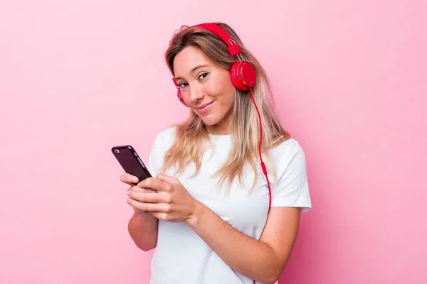 Genç Avustralyalı Kadın Pembe Arka Planda Izole Edilmiş Müzik Dinliyor — Stok fotoğraf