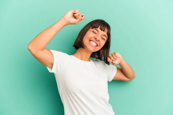 Jonge Gemengde Ras Vrouw Geïsoleerd Blauw Vieren Van Een Speciale — Stockfoto