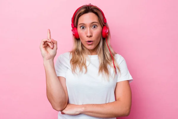 Νεαρή Αυστραλή Γυναίκα Που Ακούει Μουσική Απομονωμένη Ροζ Φόντο Έχοντας — Φωτογραφία Αρχείου