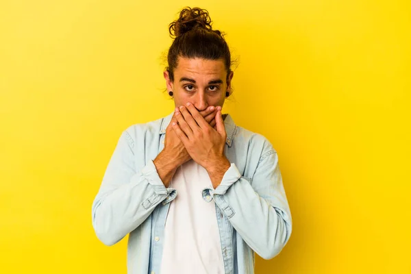 Jovem Caucasiano Com Cabelos Longos Isolados Fundo Amarelo Cobrindo Boca — Fotografia de Stock