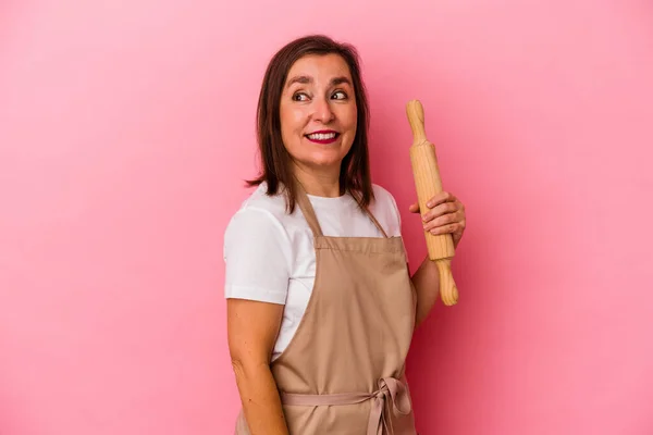 Mulher Chef Pastelaria Meia Idade Isolado Fundo Rosa Olha Para — Fotografia de Stock