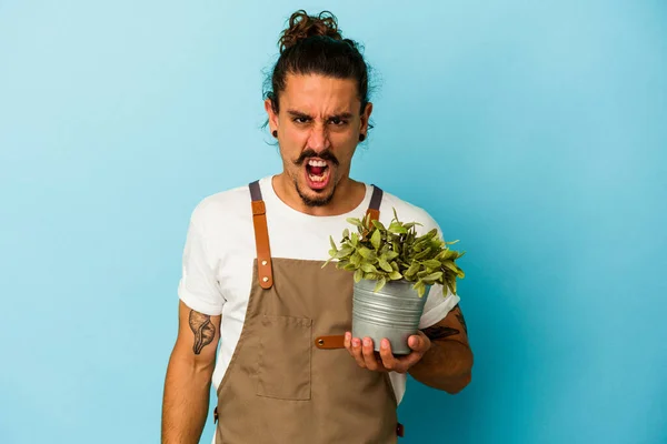 Jonge Tuinman Kaukasische Man Houdt Een Plant Geïsoleerd Blauwe Achtergrond — Stockfoto