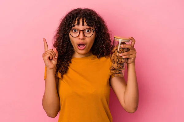 Giovane Donna Razza Mista Possesso Barattolo Biscotti Isolato Sfondo Rosa — Foto Stock