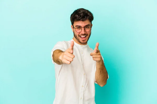 Ung Kaukasisk Man Isolerad Blå Bakgrund Glada Leenden Pekar Framsidan — Stockfoto