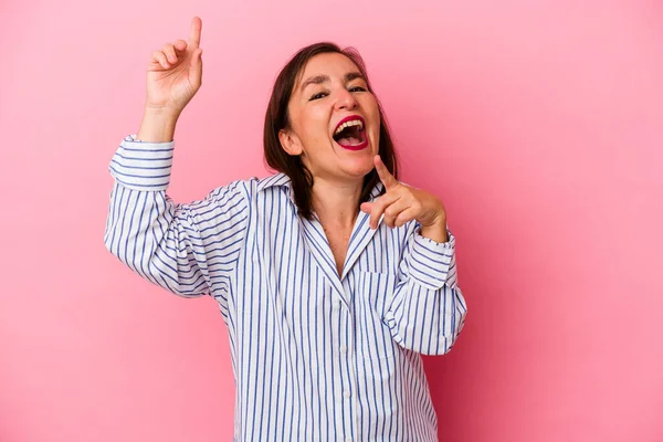 Edad Media Mujer Caucásica Aislada Sobre Fondo Rosa Bailando Divirtiéndose — Foto de Stock