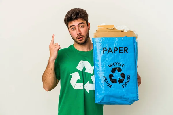 Jonge Blanke Man Recycling Karton Geïsoleerd Witte Achtergrond Met Een — Stockfoto