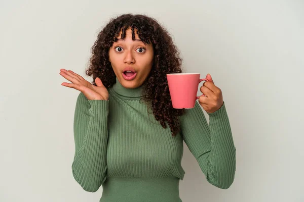 Joven Mujer Raza Mixta Sosteniendo Una Taza Aislada Sobre Fondo —  Fotos de Stock