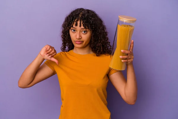 Giovane Donna Razza Mista Che Tiene Spaghetti Isolati Sfondo Viola — Foto Stock