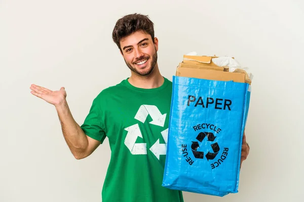 Mladý Běloch Muž Recyklace Karton Izolované Bílém Pozadí Zobrazující Kopírovací — Stock fotografie