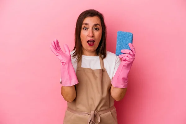 Middle Age Caucasian Woman Cleaning Home Isolated Pink Background Surprised — Stock Photo, Image