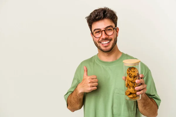 Jeune Homme Caucasien Tenant Des Cookies Pot Isolé Sur Fond — Photo