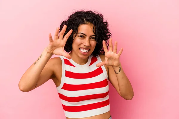 Jong Krullend Latijn Vrouw Geïsoleerd Roze Achtergrond Tonen Klauwen Imiteren — Stockfoto