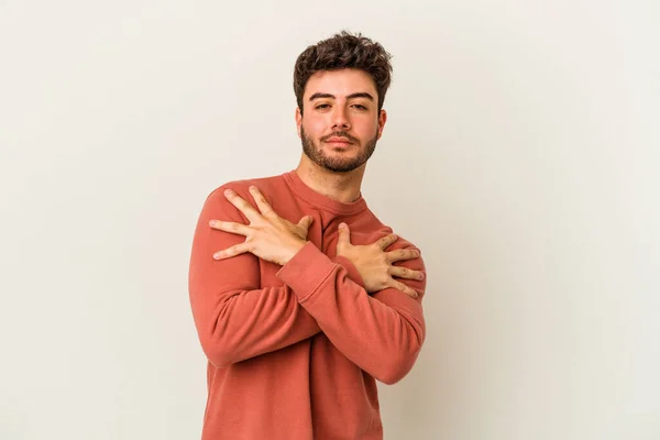 Jovem Caucasiano Isolado Abraços Fundo Branco Sorrindo Despreocupado Feliz — Fotografia de Stock