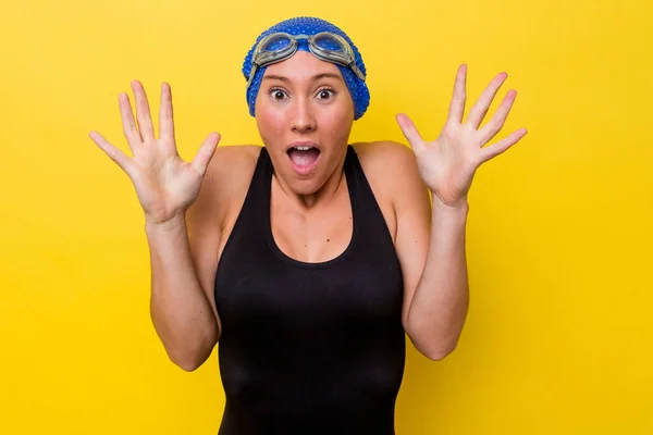 年轻的澳大利亚女子游泳运动员 在黄色背景下被隔离 庆祝胜利或成功 他对此感到惊讶和震惊 — 图库照片