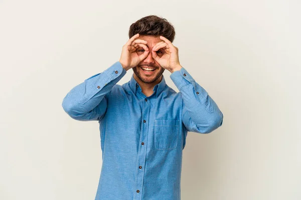 Giovane Uomo Caucasico Isolato Sfondo Bianco Mostrando Segno Sopra Gli — Foto Stock