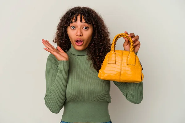 Jovem Mulher Raça Mista Segurando Uma Bolsa Isolada Fundo Branco — Fotografia de Stock