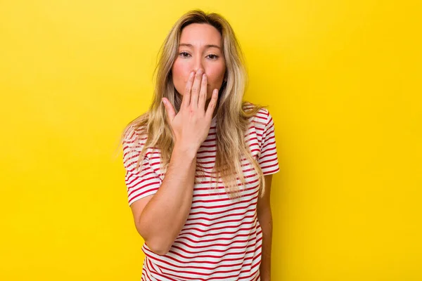 Junge Australierin Isoliert Schockiert Mund Mit Händen Bedeckt Begierig Etwas — Stockfoto