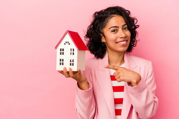 Giovane Donna Latina Possesso Una Casa Giocattolo Isolato Sfondo Rosa — Foto Stock