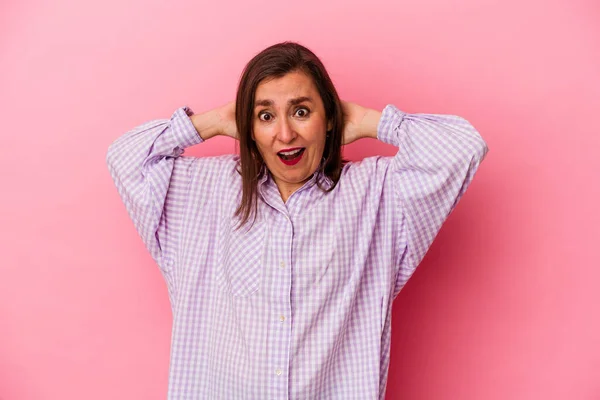 Mujer Caucásica Mediana Edad Aislada Sobre Fondo Rosa Gritando Muy — Foto de Stock