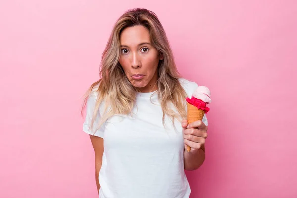 Elinde Dondurma Tutan Genç Avustralyalı Bir Kadın Pembe Arka Planda — Stok fotoğraf